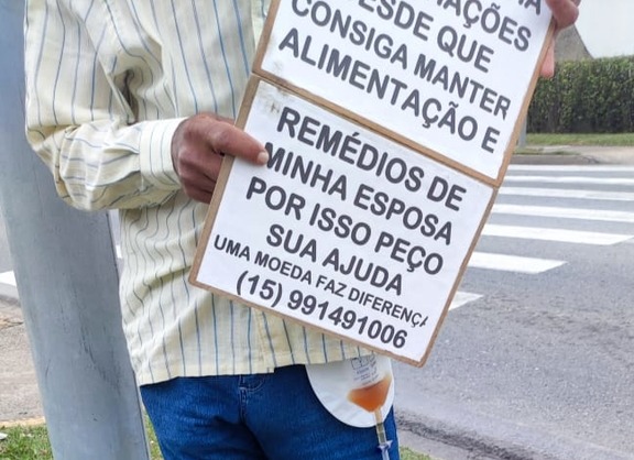 Carlos fica das 11h às 15h no semáforo, mesmo com uso da sonda.