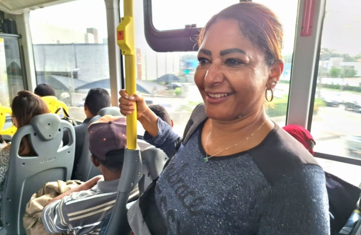 Eliete Dias diz que o ônibus está sempre cheio no período da manhã. Foto: Renata Rocha